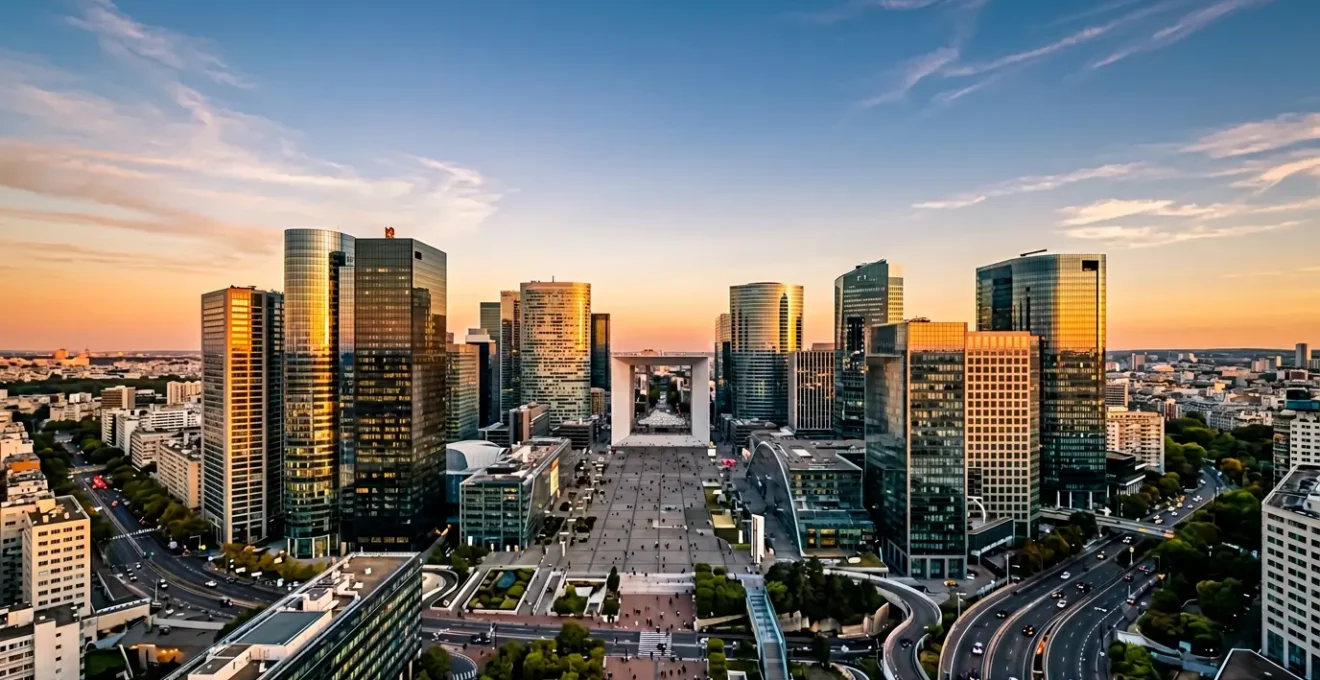 Vue aérienne des immeubles de bureaux du quartier d'affaires de La Défense à Paris