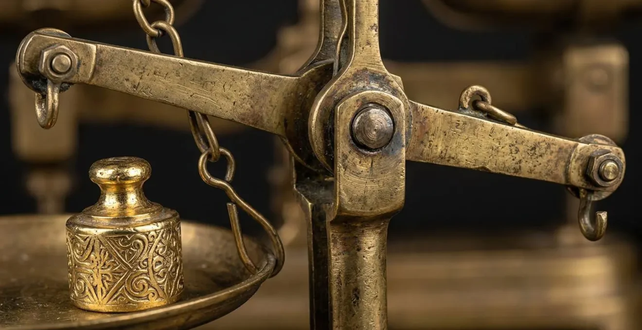 Balance ancienne en laiton avec poids dorés symbolisant le rééquilibrage optimal d'un portefeuille