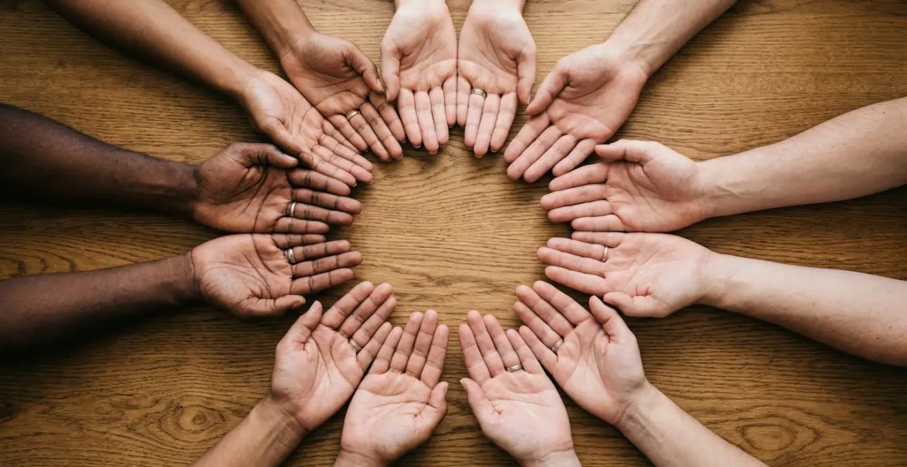 Mains tendues en cercle vues du dessus symbolisant la solidarité et le partage