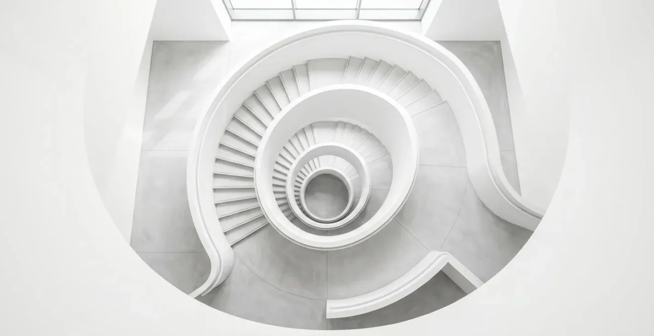 Vue aérienne minimaliste d'escaliers en spirale symbolisant la croissance composée
