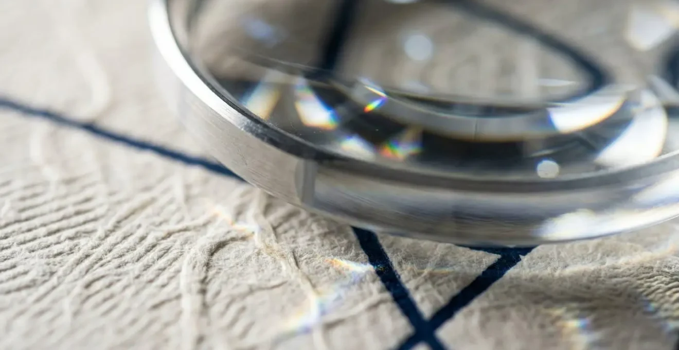 Vue macro détaillée de documents d'investissement avec loupe grossissante